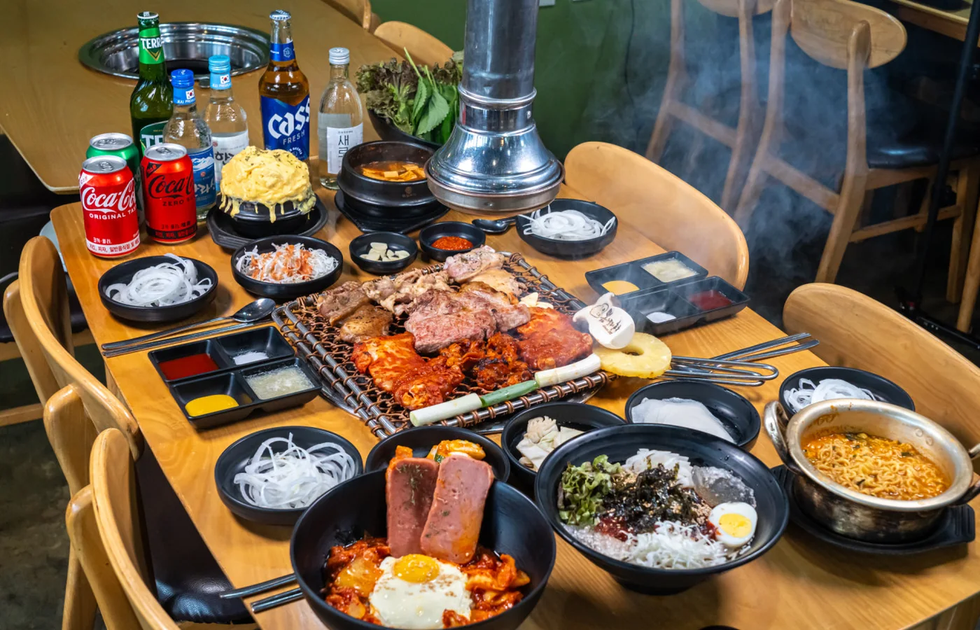 봄날의춘천 숯불닭갈비와 다양한 사이드가 차려진 테이블
