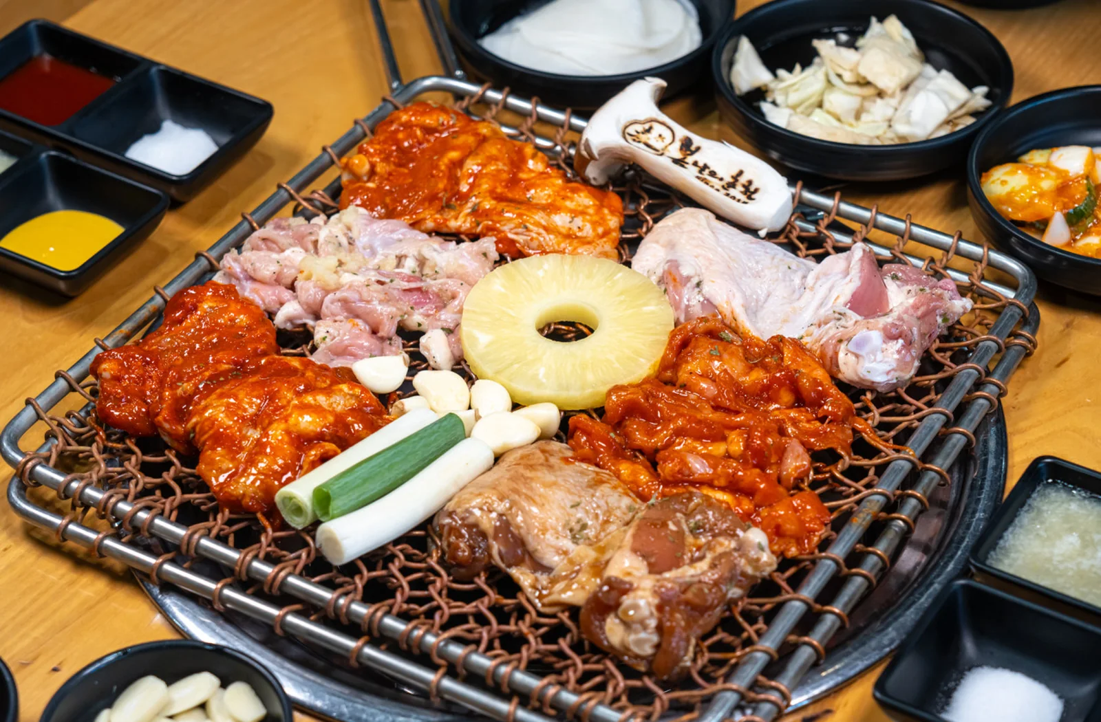 세 가지 맛 숯불닭갈비 한 판